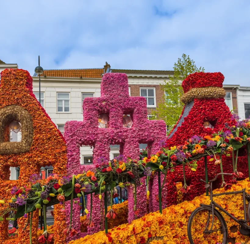 Pomnik wykonany z tulipany na parada kwiatów w Haarlem, Holandia
